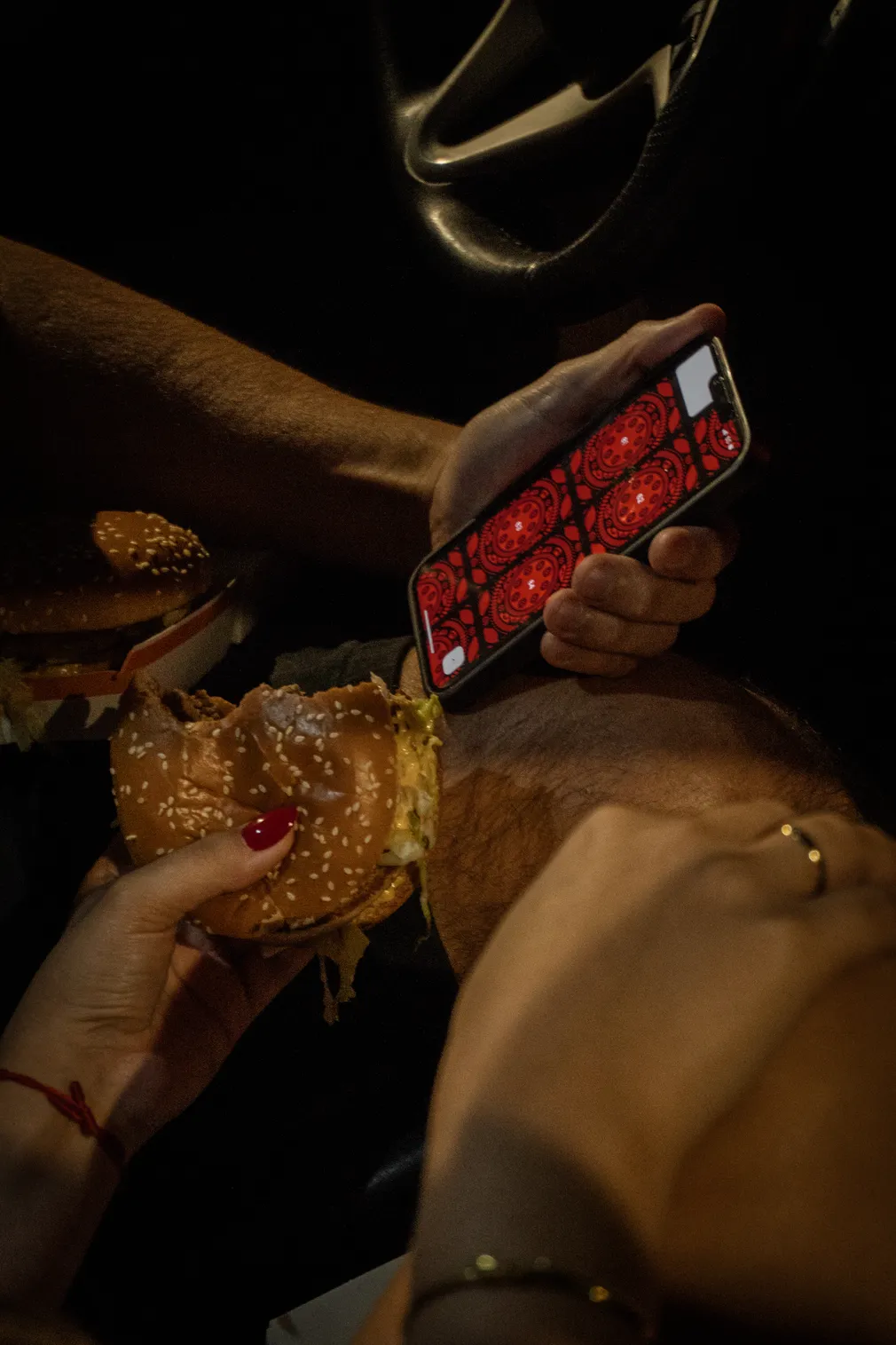 Una pareja jugando Heat en el celular de noche